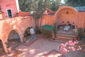 Courtyard in Essaouira, Morocco | Photo credits: Amoureux du monde